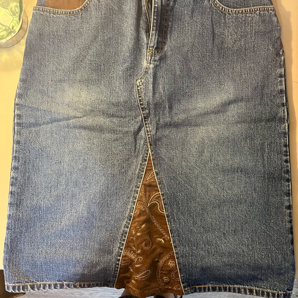Jean skirt with brown accents